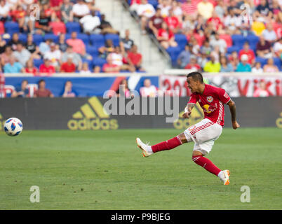 Harrison, NJ - 14. Juli 2018: Alejandro Romero Gamarra Kaku (10) der Red Bulls kicks Kugel während der regelmäßigen MLS-Spiel gegen Sporting KC bei Red Bull Arena Red Bulls gewann 3 - 2 Stockfoto