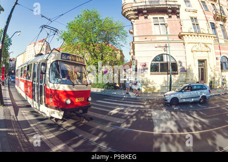 Prag, tschechische Republik - 19. MAI 2017: Straßenbahn an smetanovo Riverside Stockfoto