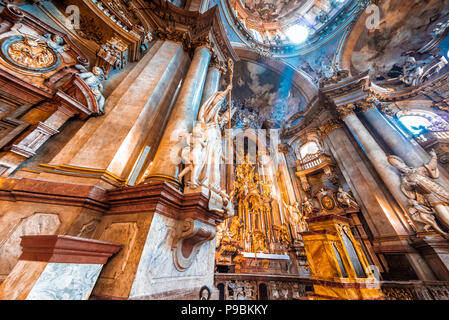 Prag, tschechische Republik - 28. MAI 2017: Innen- und Altar der St. Nikolaus Kirche. Lesser Town. Stockfoto