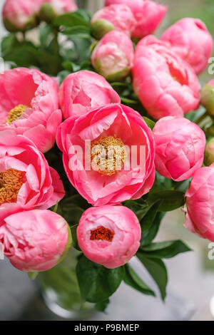 Rosa Pfingstrosen. Schönen Sommer Bouquet. Florale Komposition. Tapete. Schöne Blumen im Glas Vase. Stockfoto