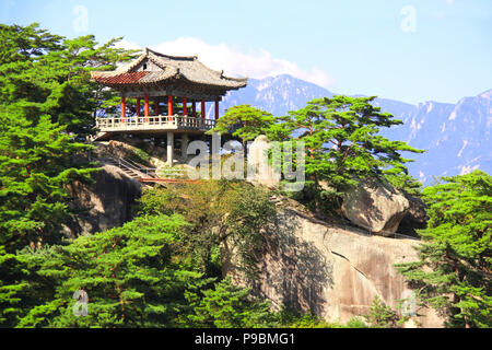 Alten Pavillon am Diamond Kumgangsan Berge (Berge) in der Nähe von Samil See, Kangwon Provinz, im Südosten der Demokratischen Volksrepublik Korea (DVRK) Stockfoto