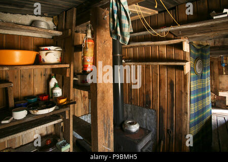 Arktis, Svalbard, Spitzbergen Hornsund, Sør-Nationalpark, Gnålodden. Innenansicht des legendären weiblichen Trapper, Wanny Wolstad's Hütte aus den 1930er Jahren. Stockfoto