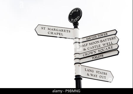 Wegweiser in Richtung Edinburgh Castle, beliebte Touristenattraktion und Wahrzeichen von Edinburgh Hauptstadt von Schottland, Großbritannien Stockfoto