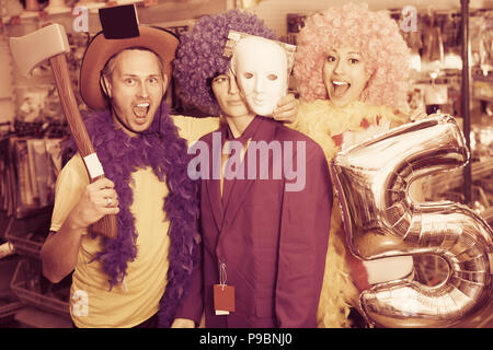 Portrait von Lachen junges Paar mit komisch gekleidet Dummy Stockfoto