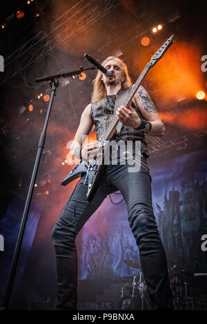 Die schwedische Heavy Metal Band HammerFall auf der Bühne im Jahr 2015 Copenhell Metal Festival. Stockfoto