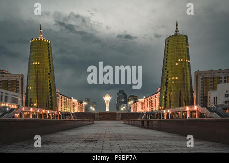 Nacht Blick über Astana in Kasachstan mit goldenen Türmen aka die Bierdosen und Bayterek Tower Stockfoto