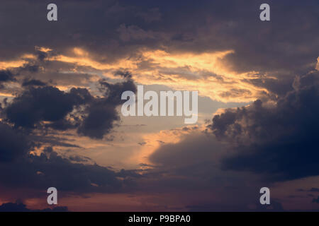 Dramatische graue Wolken am Himmel; Sonnenstrahlen vor dem Sturm Stockfoto