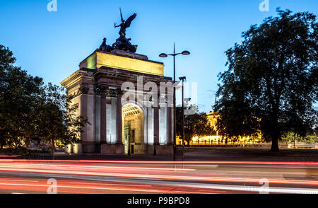 Wellington Arch bei Nacht mit Traffic London UK Stockfoto