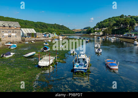 Looe, Cornwall England Juli 12, 2018 East Looe von West Looe bei Ebbe zu sehen Stockfoto