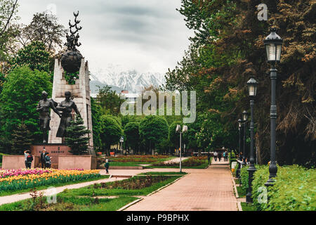 Skulptur von Golden Warrior oben auf dem Denkmal der Unabhängigkeit von Kasachstan Stockfoto