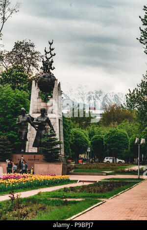 Skulptur von Golden Warrior oben auf dem Denkmal der Unabhängigkeit von Kasachstan Stockfoto