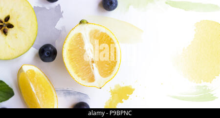 Zitrone, Apfel und Heidelbeeren auf weißem Hintergrund mit Aquarell Anschläge; kreative Gestaltung mit Kopie Raum Stockfoto
