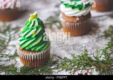 Geschmückten Cupcakes, auf hölzernen Hintergrund; Stockfoto