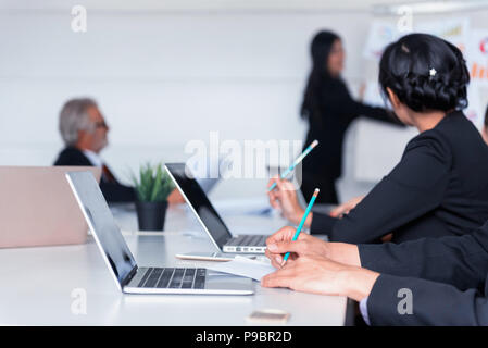 Geschäftsleute, die Begegnung und Diskussion mit den Kollegen im Konferenzraum Stockfoto