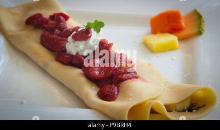 Crêpe garniert mit Strwberries gefüllt mit Banane und Haselnuss Stockfoto