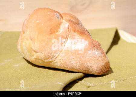 Frisch gebackene Brötchen auf einem hellen Hintergrund Stockfoto