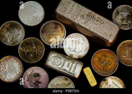 Silber und Gold Bullion - Bars und Umläufe Stockfoto