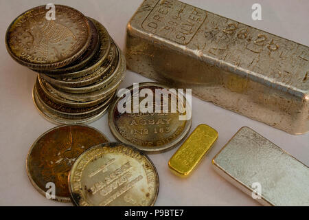 Silber und Gold Bullion - Bars und Umläufe Stockfoto