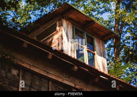 Details eines alten Holzhaus, loft teil. Stockfoto