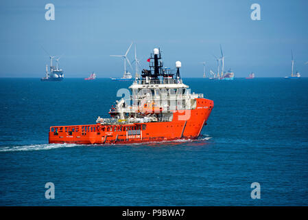 Die Offshore-by Sicherheitsbehälter Grampian Freiheit segeln Position heraus in die Nordsee aus den Städten Hafen, Grampian Region, Schottland. United Ki. Stockfoto