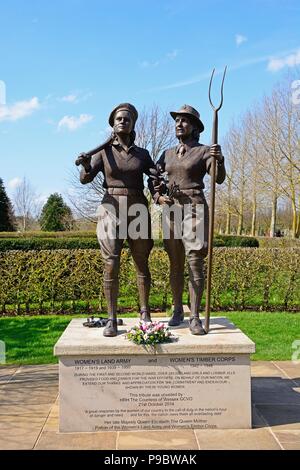 Frauen und Frauen Holz Land Army Corps Memorial, National Memorial Arboretum, Alrewas, Staffordshire, England, UK, Westeuropa. Stockfoto