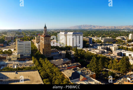 Der Blick auf den nördlichen Teil der Innenstadt von San Jose, Kalifornien, der Hauptstadt des Silicon Valley, High Tech Center der Welt, an einem sonnigen Tag. Stockfoto