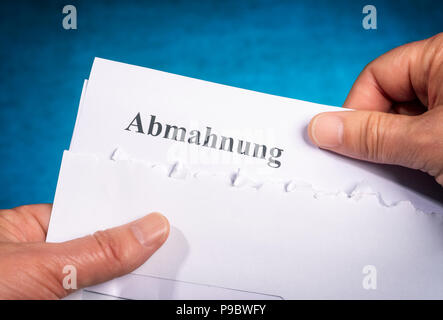 Hände halten einen Brief mit einem Anruf zu bestellen. Stockfoto