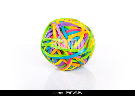 Buntes Gummiband Ball auf weißem Hintergrund Stockfoto