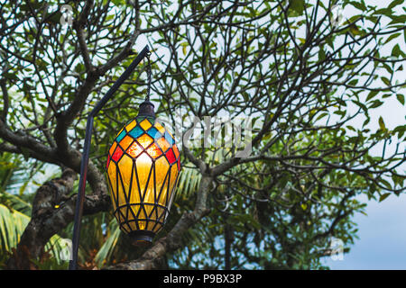 Alte wunderschöne Pendelleuchte draussen im Cafe Garten aus buntem Glas, marokkanischen Stil Stockfoto