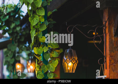 Alte wunderschöne Pendelleuchte draussen im Cafe Garten aus buntem Glas, marokkanischen Stil Stockfoto