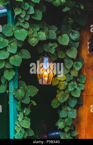 Alte wunderschöne Pendelleuchte draussen im Cafe Garten aus buntem Glas, marokkanischen Stil Stockfoto