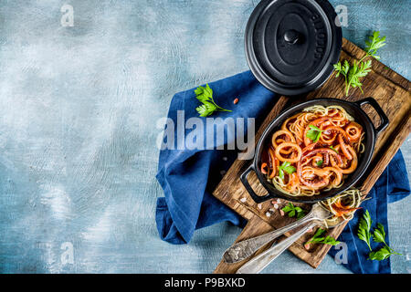 Italienische Küche, Calamari Fra Diavolo, Spaghetti Pasta Marinara mit Meeresfrüchten, hellblauer Hintergrund Kopie Raum, Ansicht von oben Stockfoto