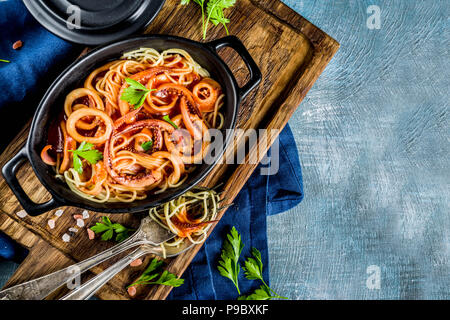 Italienische Küche, Calamari Fra Diavolo, Spaghetti Pasta Marinara mit Meeresfrüchten, hellblauer Hintergrund Kopie Raum, Ansicht von oben Stockfoto