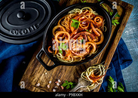 Italienische Küche, Calamari Fra Diavolo, Spaghetti Pasta Marinara mit Meeresfrüchten, hellblauer Hintergrund Kopie Raum, Ansicht von oben Stockfoto