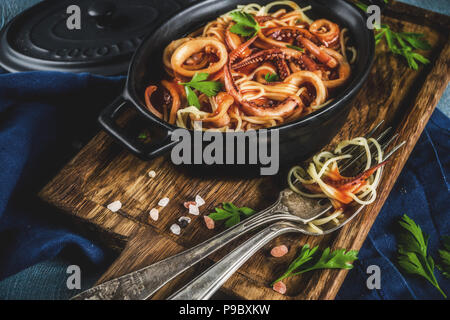 Italienische Küche, Calamari Fra Diavolo, Spaghetti Pasta Marinara mit Meeresfrüchten, hellblauer Hintergrund Kopie Raum, Ansicht von oben Stockfoto