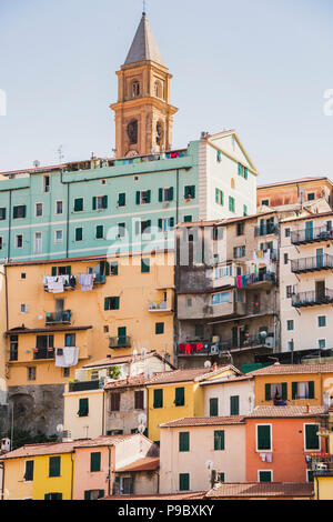 Alten bunten Häuser in Ligurien in der Stadt Ventimiglia entfernt Stockfoto