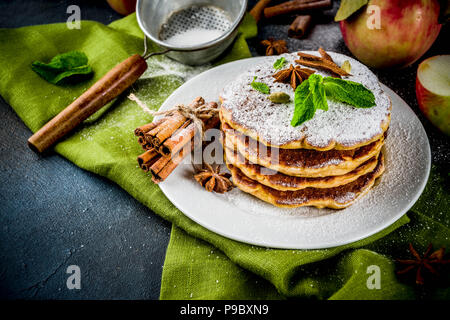 Süß und würzig Herbst Apfel Pfannkuchen, mit Anis, Zimt und Zucker, dunkelblauen Hintergrund Kopie Raum Stockfoto