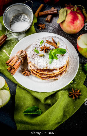 Süß und würzig Herbst Apfel Pfannkuchen, mit Anis, Zimt und Zucker, dunkelblauen Hintergrund Kopie Raum Stockfoto