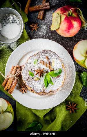 Süß und würzig Herbst Apfel Pfannkuchen, mit Anis, Zimt und Zucker, dunkelblauen Hintergrund Kopie Raum Stockfoto