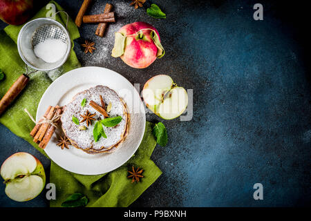 Süß und würzig Herbst Apfel Pfannkuchen, mit Anis, Zimt und Zucker, dunkelblauen Hintergrund Kopie Raum Stockfoto