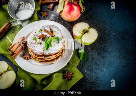 Süß und würzig Herbst Apfel Pfannkuchen, mit Anis, Zimt und Zucker, dunkelblauen Hintergrund Kopie Raum Stockfoto