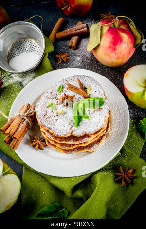 Süß und würzig Herbst Apfel Pfannkuchen, mit Anis, Zimt und Zucker, dunkelblauen Hintergrund Kopie Raum Stockfoto