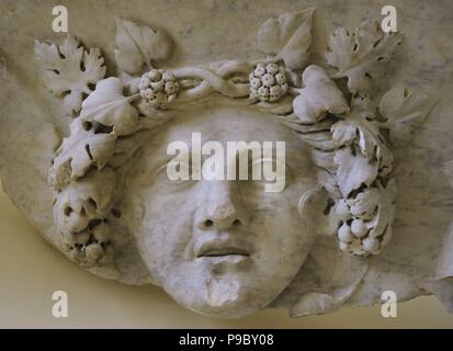 Fragment des monumentalen Vase. Dekoriert mit Bacchus und Silen. Forum Romanum, Tarraco. 2. Jahrhundert n. Chr. Luni-Carrara Marmor. Detail Bachhus. Nationales Archäologisches Museum. Tarragona. Katalonien, Spanien. Stockfoto