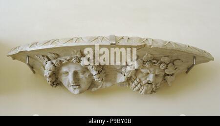 Fragment des monumentalen Vase. Dekoriert mit Bacchus und Silen. Forum Romanum, Tarraco. 2. Jahrhundert n. Chr. Luni-Carrara Marmor. Nationales Archäologisches Museum. Tarragona. Katalonien, Spanien. Stockfoto