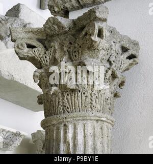 Korinthische Kapitell mit Akanthusblättern verziert. Römisches Theater. 1. Jahrhundert n. Chr. Stein der Medol/Soldo. Tarragona, Spanien. Nationales Archäologisches Museum. Tarragona. Spanien. Stockfoto