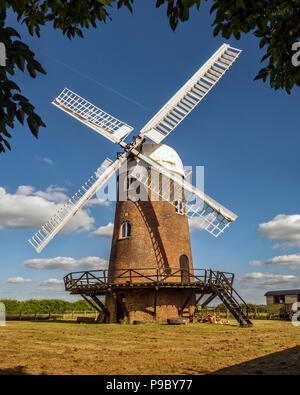 Wilton Windmill, ein georgischer Tower Mill im Jahr 1821 gebaut und 1976 restauriert ist ein etablierter Wahrzeichen und Touristenattraktion im Herzen von Wiltshire, Großbritannien Stockfoto