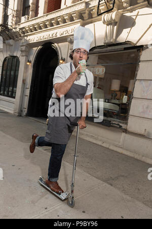 Ein Koch auf eine Push Roller essen ein Eis. Stockfoto