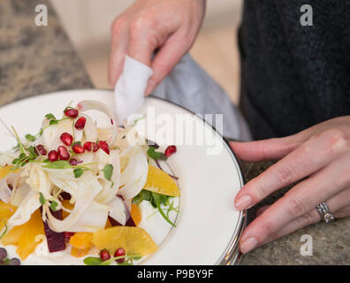 Eine Frau, die Vorbereitung einer Fenchel Salat für einen Urlaub. Stockfoto