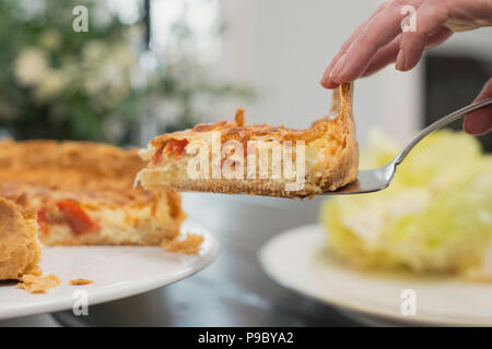 Eine Frau, eine Quiche. Stockfoto