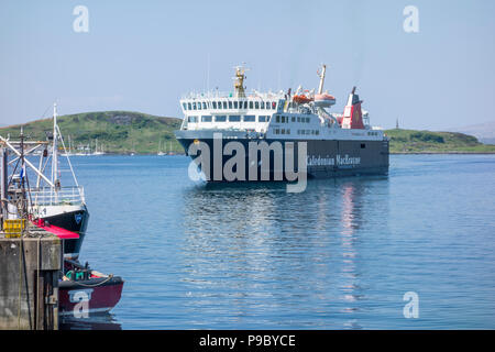 Die MV-Inseln der Hebriden Caledonian Macbrayne Fähre nähert sich Oban Hafen, an der Westküste von Schottland, Vereinigtes Königreich Stockfoto